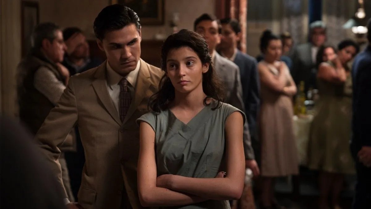 Szenenbild von My Brilliant Friend: Lila (Gaia Girace) muss ihre unliebsamen Verehrer abwettern.