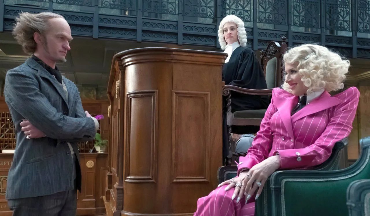 Szenenbild von A Series of Unfortunate Events: Endlich kommen die Schurken vor ein zumindest halbwegs ordentliches Gericht.