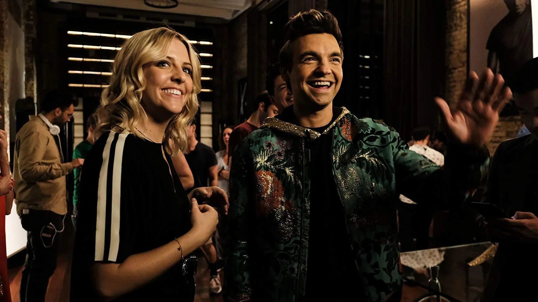 Szenenbild von The Other Two: Helene Yorke und Drew Tarver spielen die zweite Geige.