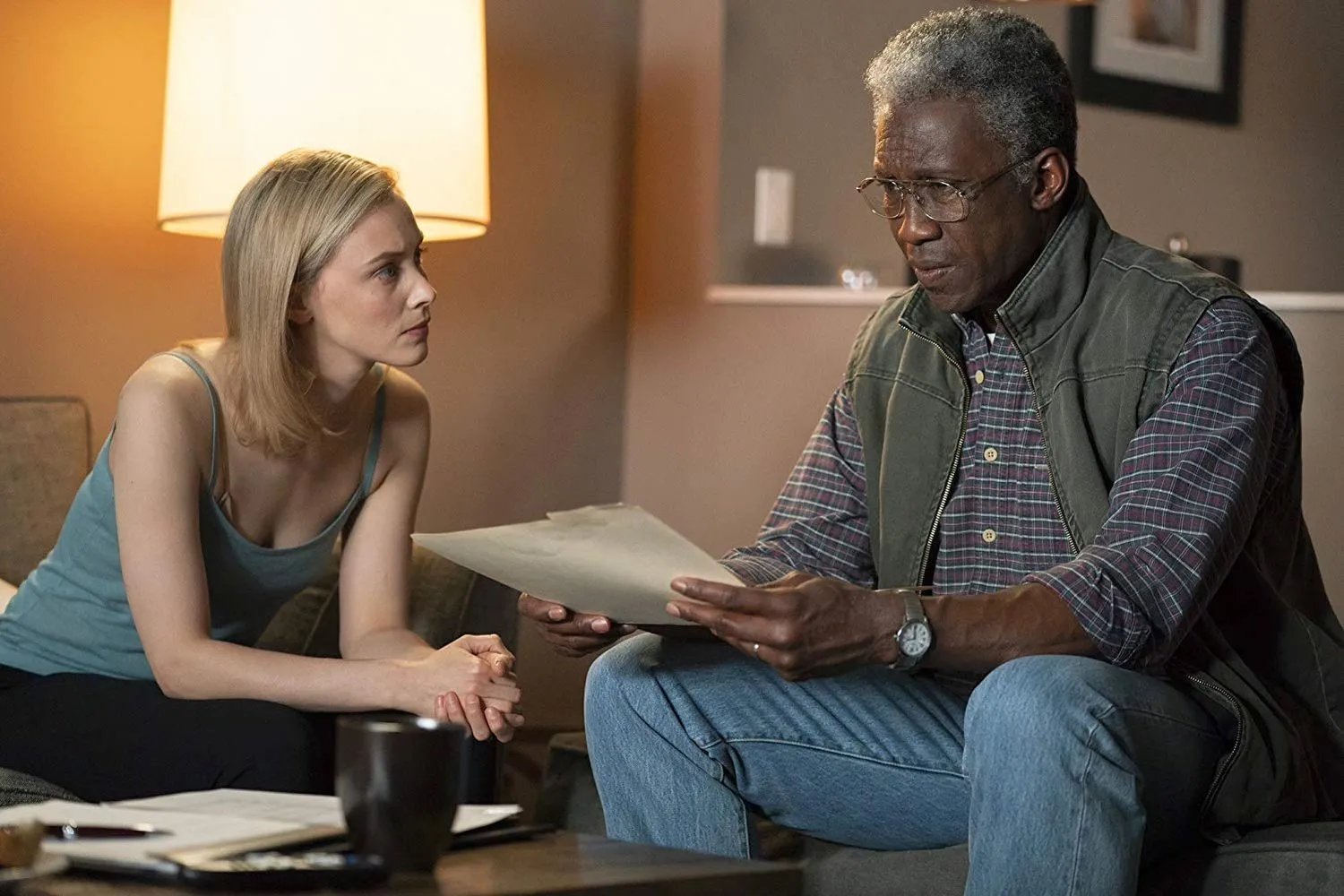 Szenenbild von True Detective: Nutzt Elisa (Sarah Gadon) Wayne (Mahershala Ali) aus oder ist es umgekehrt?