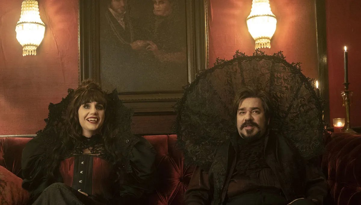 Natasia Demetriou als Nadja und Matt Berry als Laszlo in What We Do in the Shadows