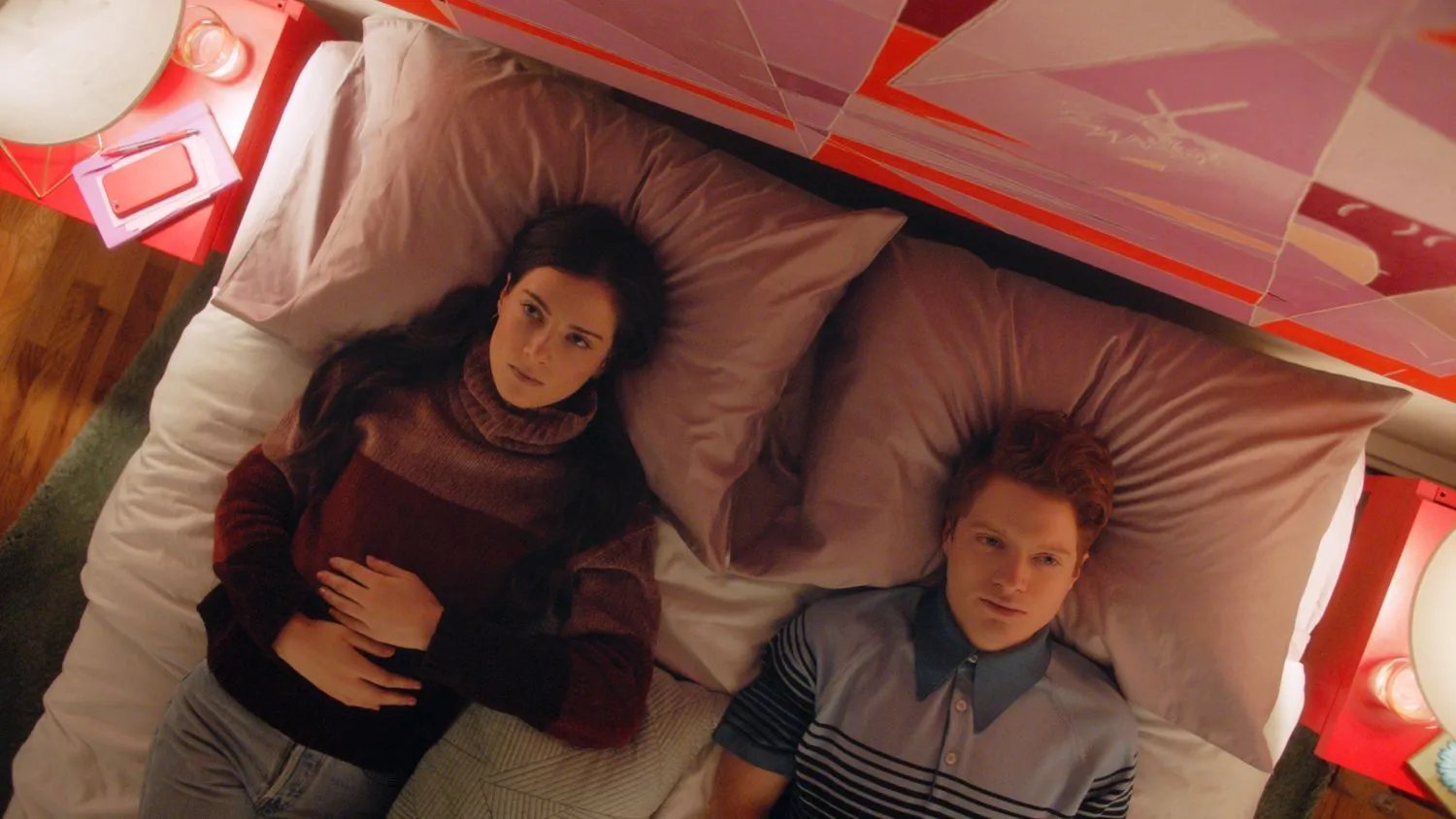 Zoe Levin und Brendan Scannell in Bonding