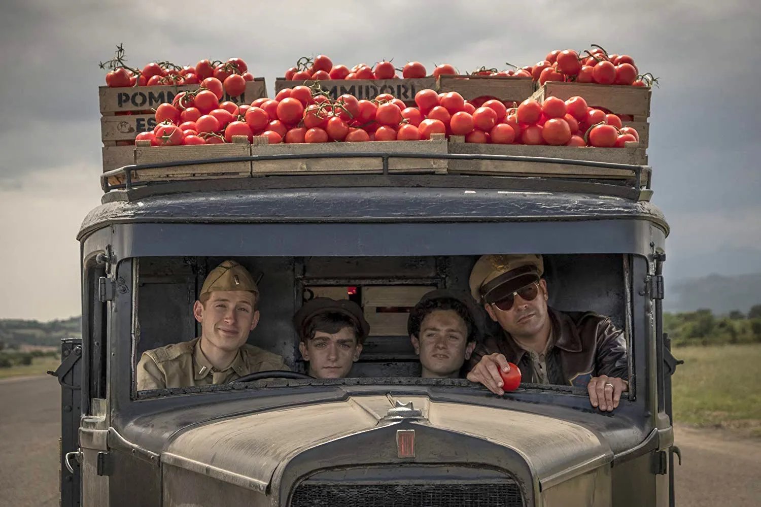 Szenenbild aus Catch-22: Colonel Cathcart (Kyle Chandler) schmuggelt feinste italienische Tomaten.