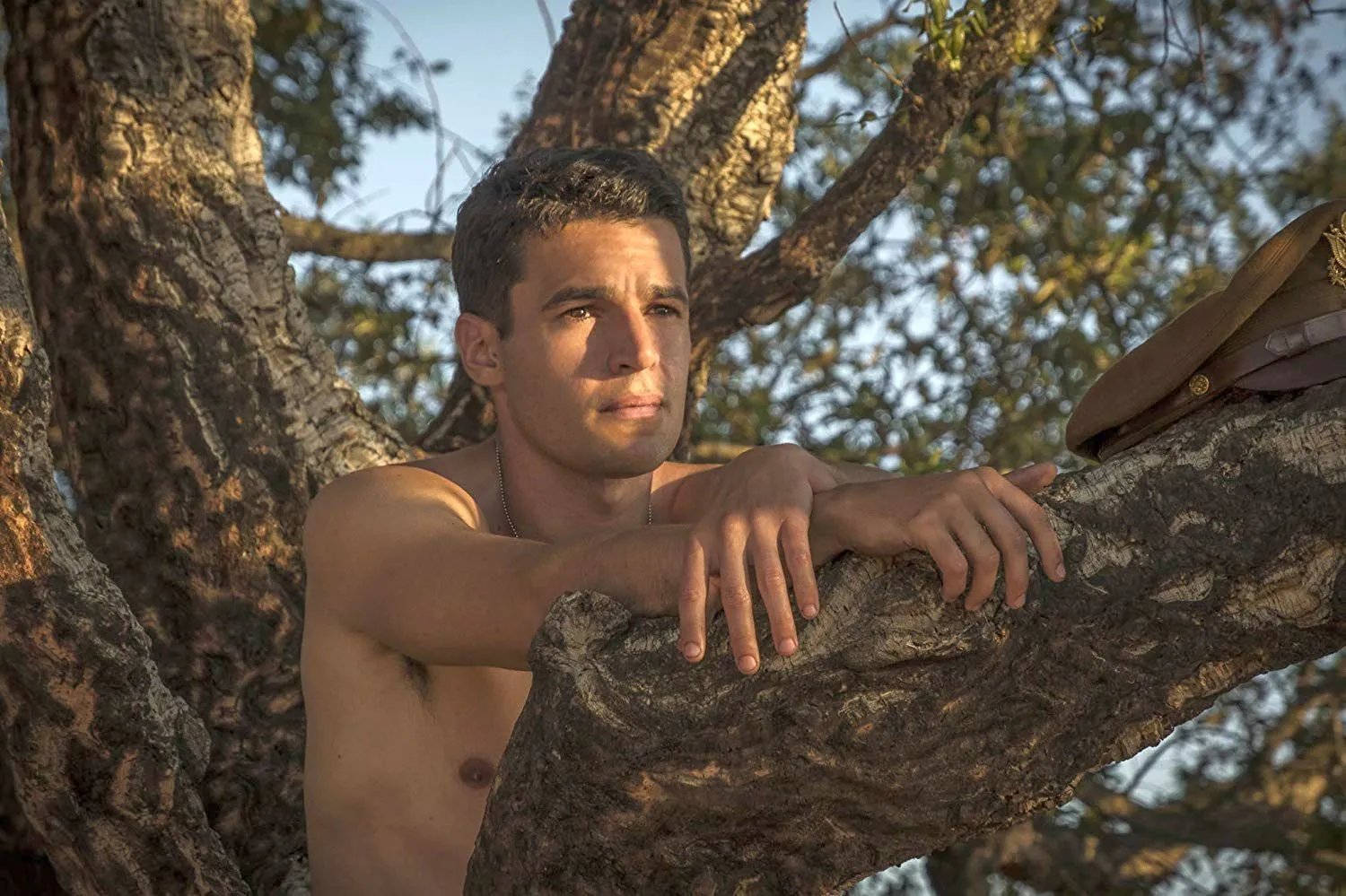 Szenenbild aus Catch-22: Captain Yossarian (Christopher Abbott) in seinem stillen Protest.