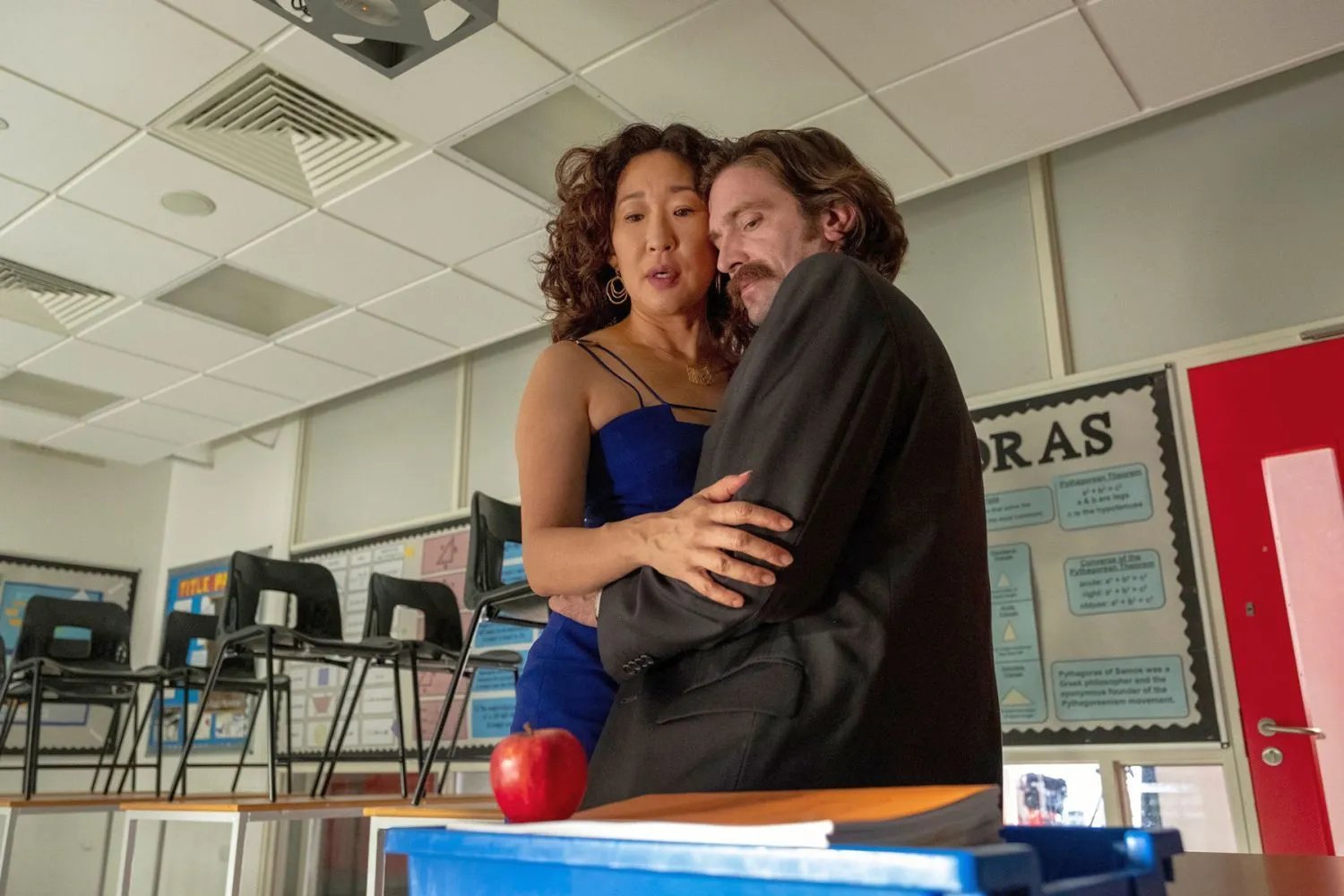 Ausschnitt aus der 2. Staffel Killing Eve: Kann Eve (Sandra Oh) dem Apfel der Versuchung widerstehen?