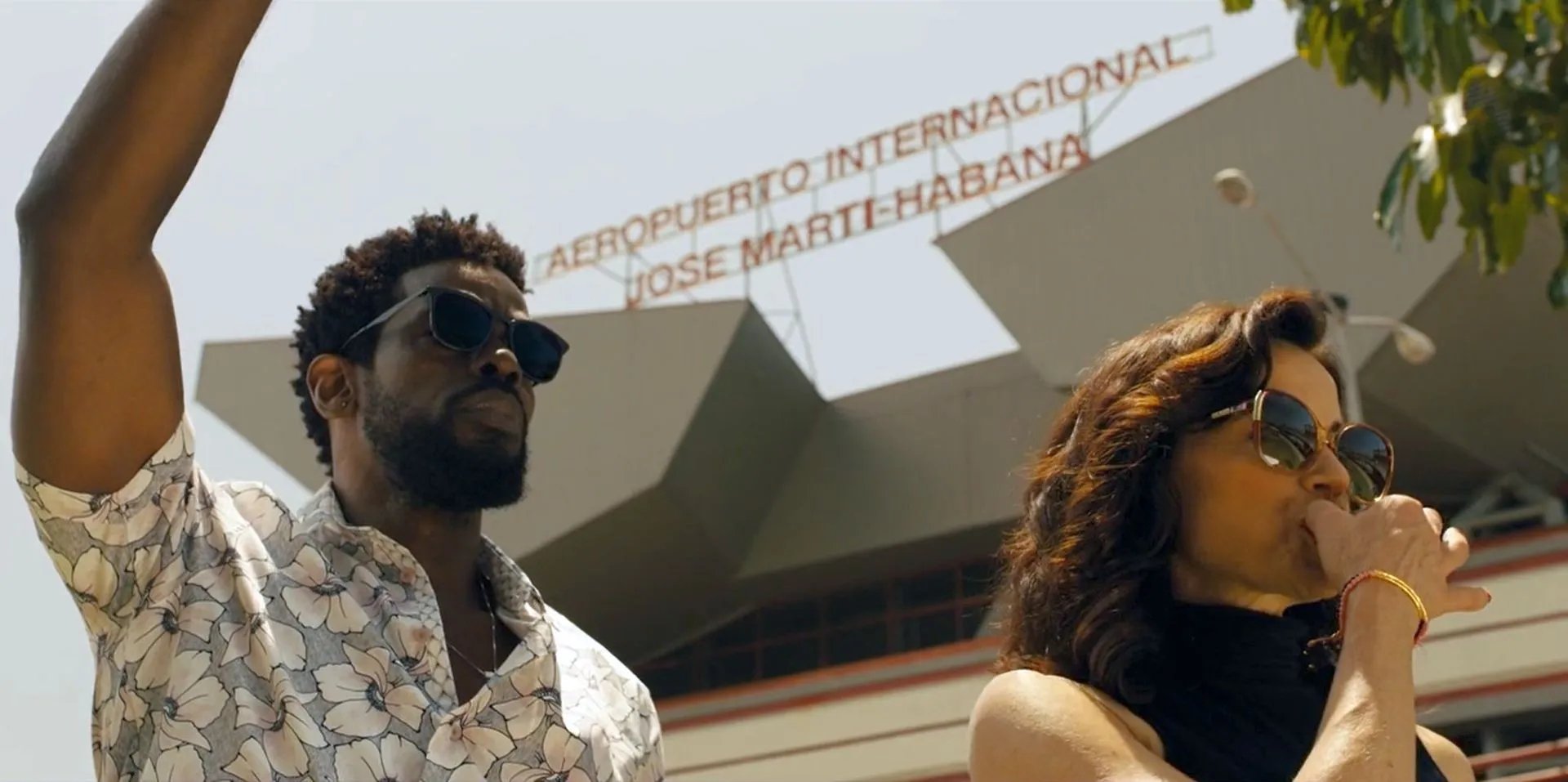 Mustafa Shakir und Carla Gugino in Jett