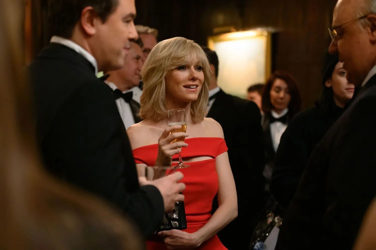 Szenenbild von The Loudest Voice: Gretchen Carlson (Naomi Watts) und Brian Lewis (Seth MacFarlane) imponieren ihrem Boss...