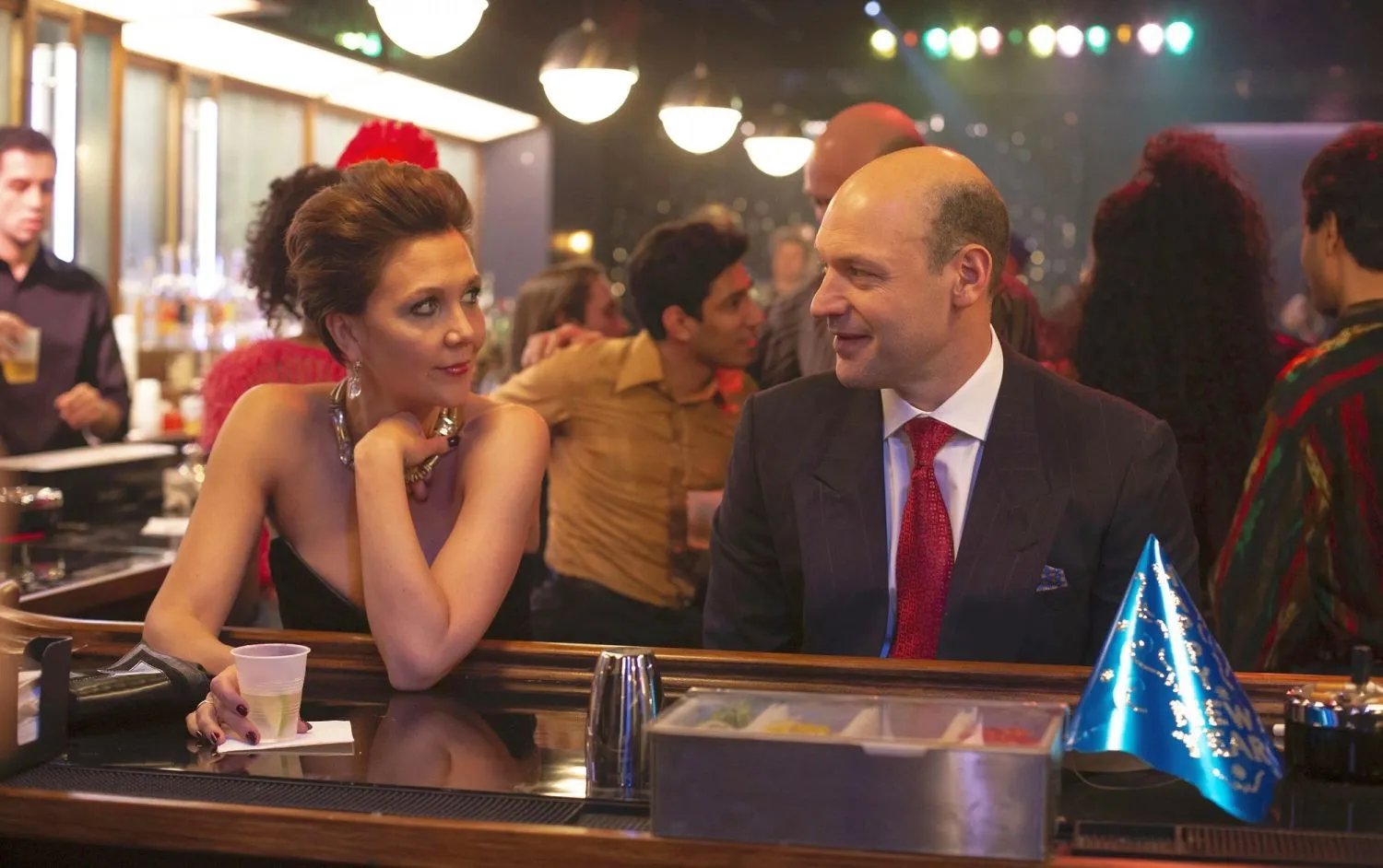 Eileen (Maggie Gyllenhaal) lernt den geschniegelten Geschäftsmann Hank (Corey Stoll) kennen...