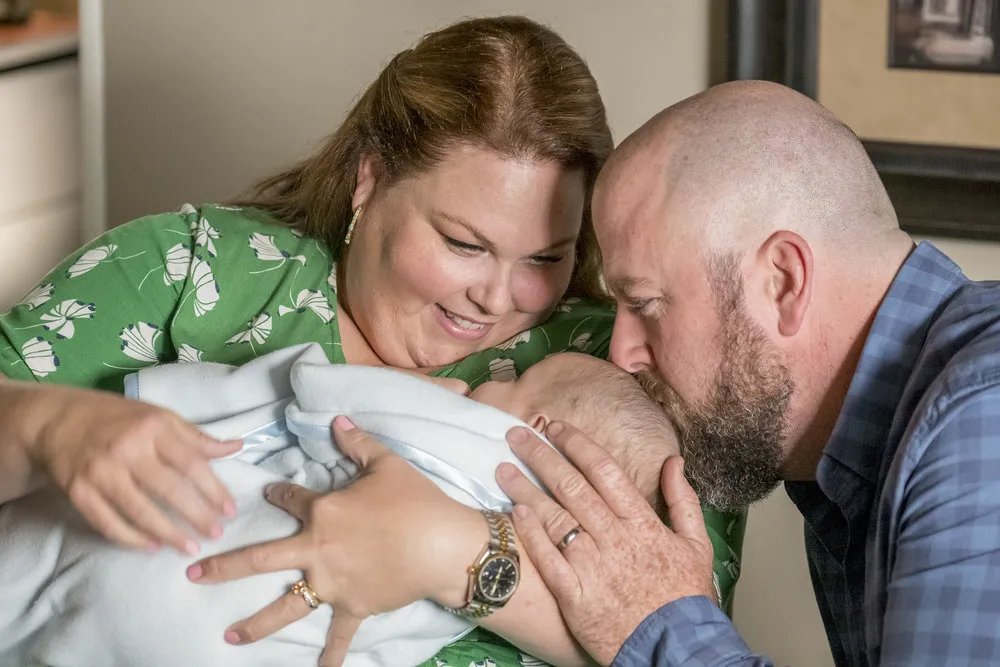 Screenshot von This Is Us: Kate (Chrissy Metz) und Toby (Chris Sullivan) lieben ihren kleinen Jack...