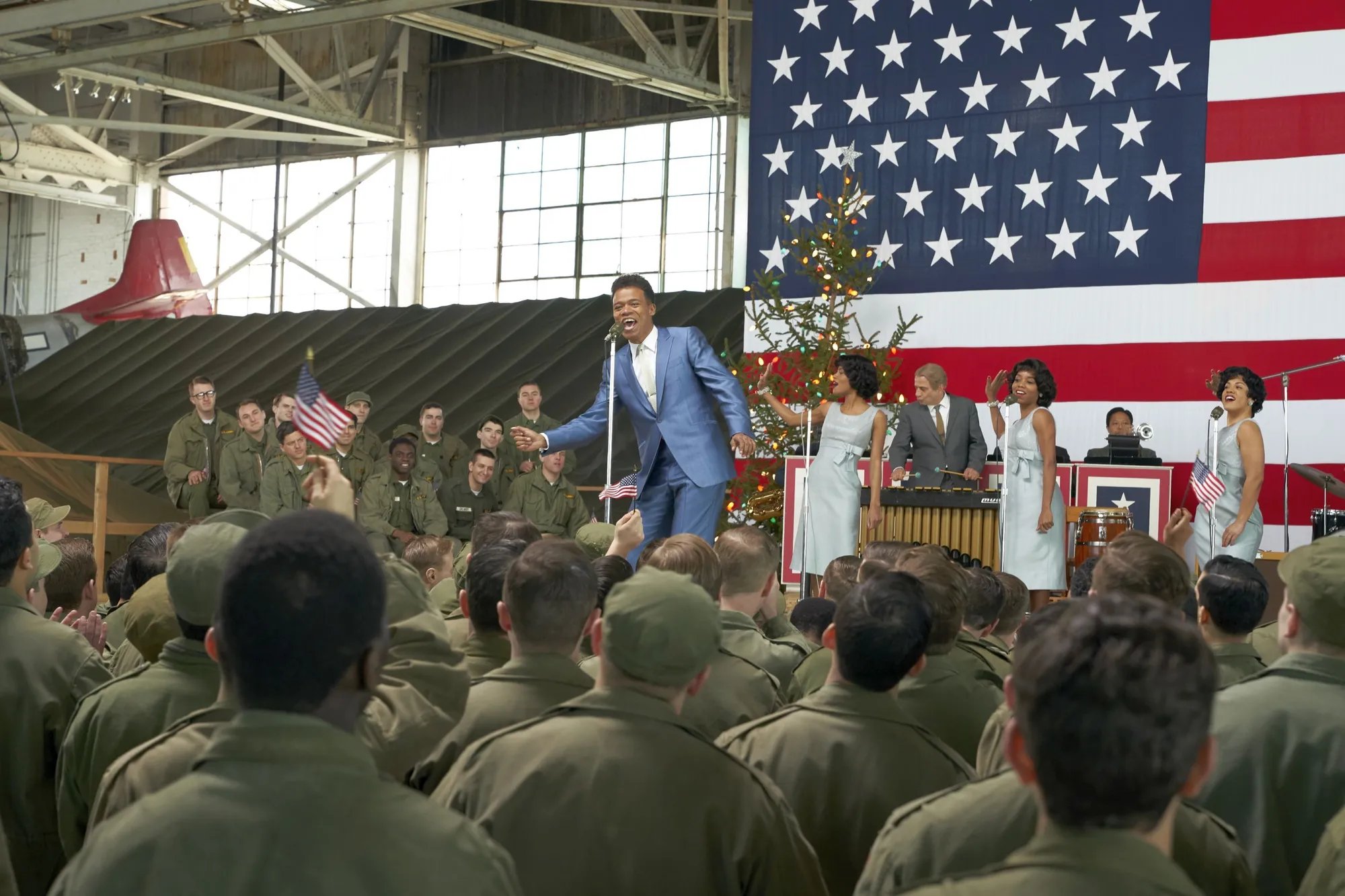 Szenenbild von The Marvelous Mrs. Maisel: Shy (Leroy McClain) singt für die Truppen.