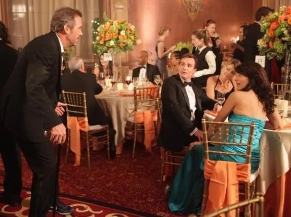 House (Hugh Laurie); Wilson (Robert Sean Leonard); Sam (Cynthia Watros) und Cuddy (Lisa Edelstein) bei Hochzeitsempfang &copy;%26nbsp;FOX
