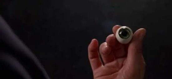 Skyler findet das Teddy-Auge &copy; AMC