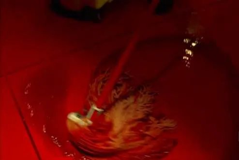 Walter und Jesse wischen das Blut ab. Schnitt auf... &copy; AMC