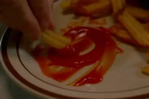 ... Pommes und Ketchup im Imbiss &copy; AMC