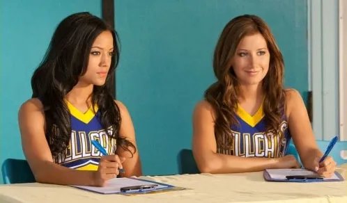 Heather Hemmens und Ashley Tisdale; Antagonistin und Comic Relief in %26bdquo;Hellcats%26ldquo; © CW Television Network