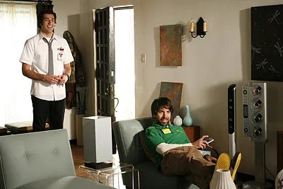 Das entspricht schon eher Chucks Vorstellung vom Leben: Konsole zocken mit Morgan &copy; NBC
