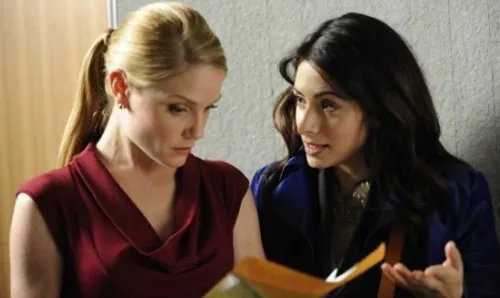 Kate und die %26bdquo;Wicked Witch%26ldquo; Lauren (links) &copy; USA Network