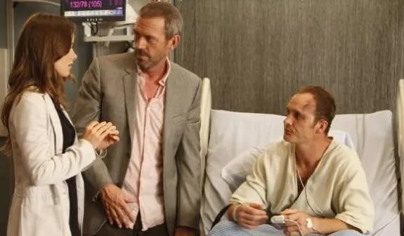 Greg House am Bett seines Patienten%26copy;%26nbsp;FOX