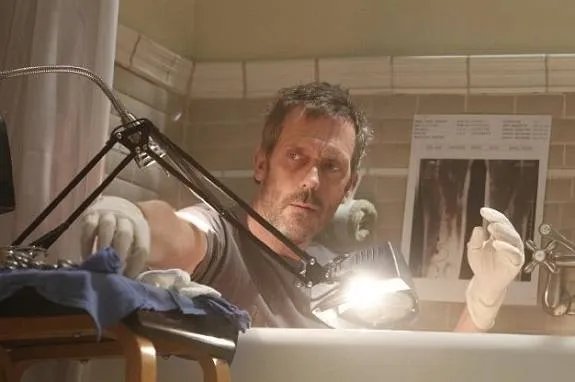 Großer Arzt; heile dich selbst - Greg House (Hugh Laurie) legt selbst Hand an... &copy;%26nbsp;FOX