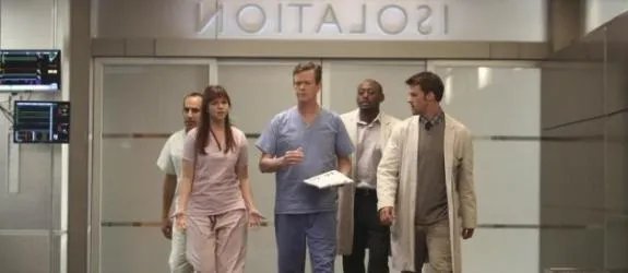 Houses Team zusammen mit dem Leiter der CDC-Abordnung (Gaststar Dylan Baker) in %26bdquo;House%26ldquo; &copy;%26nbsp;FOX