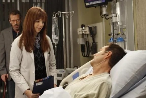 Greg House (Hugh Laurie) lauert wie ein Teufelchen auf der Schulter der Medizin-Studentin Martha Masters (Amber Tamblyn); die ihrem Patienten (Jack Coleman) eine schwierige Wahrheit eröffnet &copy; FOX
