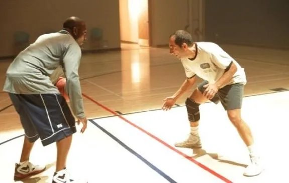 Auch Ärzte müssen sich mal abreagieren: Foreman (Omar Epps) und Taub (Peter Jacobson) beim nicht ganz freundlichen Basketball-Spielen - immerhin sind beide Ärzte und haben folglich einen Gott-Komplex &copy; FOX