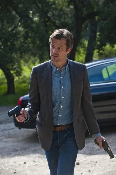 Raylan überwältigt Bos Männer &copy; 2010 FX
