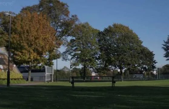 Der Bus fährt weg. Es bleibt nur eine leere Bank mitten im Bild &copy; BBC