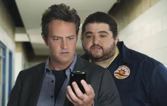 Matthew Perry alias Mr.-noch-nicht-so-Sunshine mit Gaststar Jorge Garcia aus %26bdquo;Lost%26ldquo; © ABC