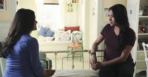 Szene mit Nia Peeples and Shay Mitchell: Muss %26bdquo;Pretty Lillte Liars%26ldquo; nĂ€chste Staffel ohne Emily auskommen? © 2011 Disney Enterprises