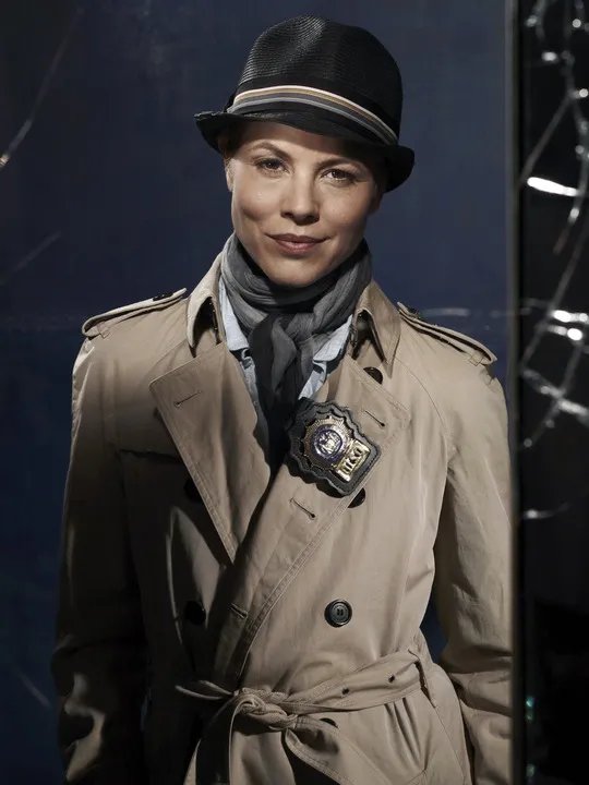 Detective Timoney (Maria Bello) in einem anderen Mantel &copy; NBC