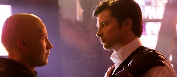 Lex (Michael Rosenbaum) und Clark (Tom Welling) in den Ruinen des Luthor-Anwesens © 2011 Warner Bros. International Television