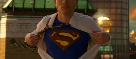 Clark (Tom Welling) setzt zur Verwandlung in Superman an © 2011 The CW