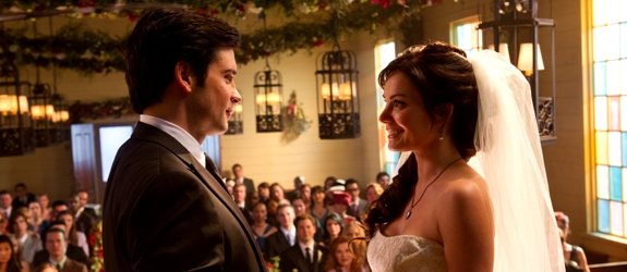Clark (Tom Welling) und Lois (Erica Durance) vor dem Traualtar © 2011 Warner Bros. International Television