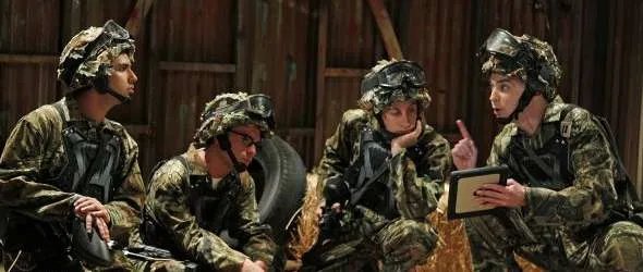 Die %26bdquo;Big-Bang-Theory%26rdquo;-Gang bei der Lagebesprechung ihres Paintballspiels © CBS
