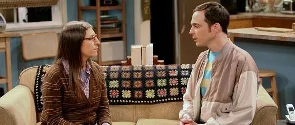 Amy und Sheldon hecken einen Plan aus; um Pennys Sessel loszuwerden. &copy; CBS