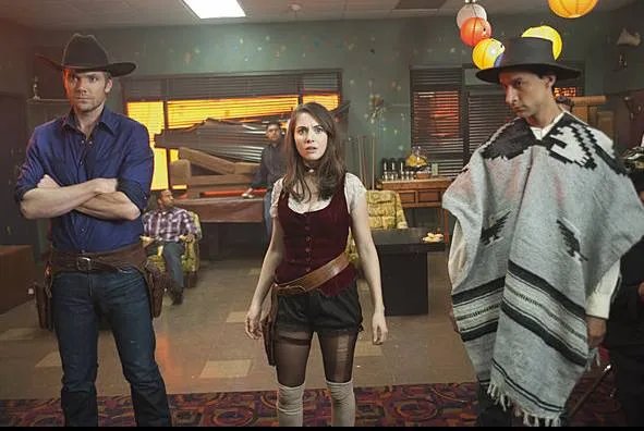 Team Annie: Abed (Danni Pudi); Jeff (Joel McHale) und Annie (Alison Brie). Letztere ohne Hosen. © NBC