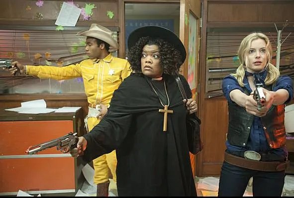 Team Shirley: Shirley (Yvette Nicole Brown); Britta (Gillian Jacobs) und Troy (Donald Glover) © NBC