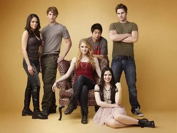 Die Hauptfiguren der Serie %26bdquo;The Nine Lives of Chloe King%26ldquo; Jasmine (Alyssa Diaz); Alek (Benjamin Stone); Chloe (Skyler Samuels); Paul (Ki Hong Lee); Amy (Grace Phipps) und Brian (Grey Damon) &copy; ABC Family