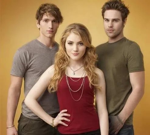 Chloe steht ganz offensichtlich zwischen zwei Jungs: dem Mai Alek und dem Mensch Brian - der ein düsteres Geheimnis hat. &copy;%26nbsp;ABC Family