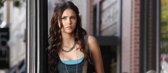 Katherine (Nina Dobrev) auf der Suche nach einem partner in crime. &copy; 2011 The CW/Quantrell D. Colbert