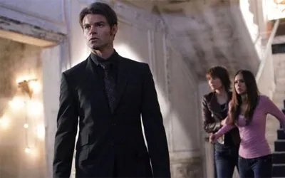 Vielleicht-Bösewicht Elijah mit Rose und Elena © The CW