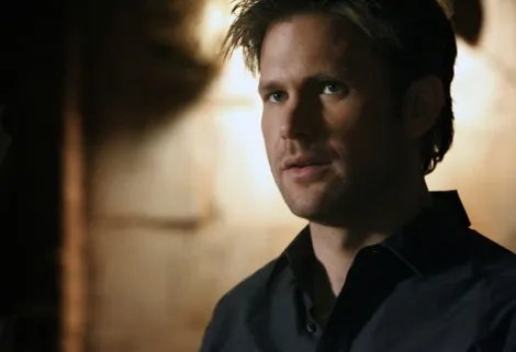 Hat endlich wieder was zu tun: Matt Davis als Alaric in %26bdquo;The Vampire Diaries%26ldquo; &copy; 2011 The CW/Foto: Quantrell Colbert