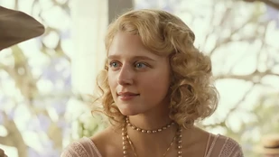 Julia Schlaepfer als Alexandra