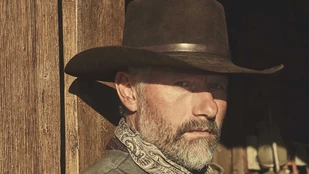 James Badge Dale als John Dutton Sr.