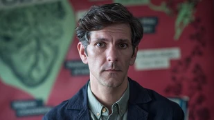 Mathew Baynton als Elliot Ward