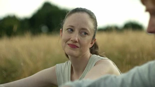 Andrea Riseborough als Alice