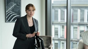 Aimee Lou Wood als Maya