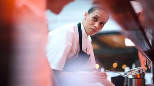Vinette Robinson als Carly