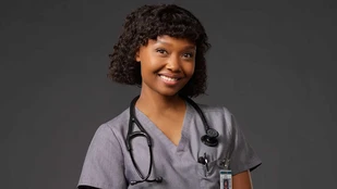 Ashleigh LaThrop als Dr. Kinney